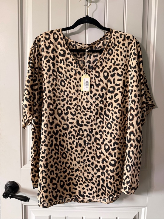 JODIFL Tops - JODIFL Leopard Print V-Neck Short Sleeve Top in Tan and Black
